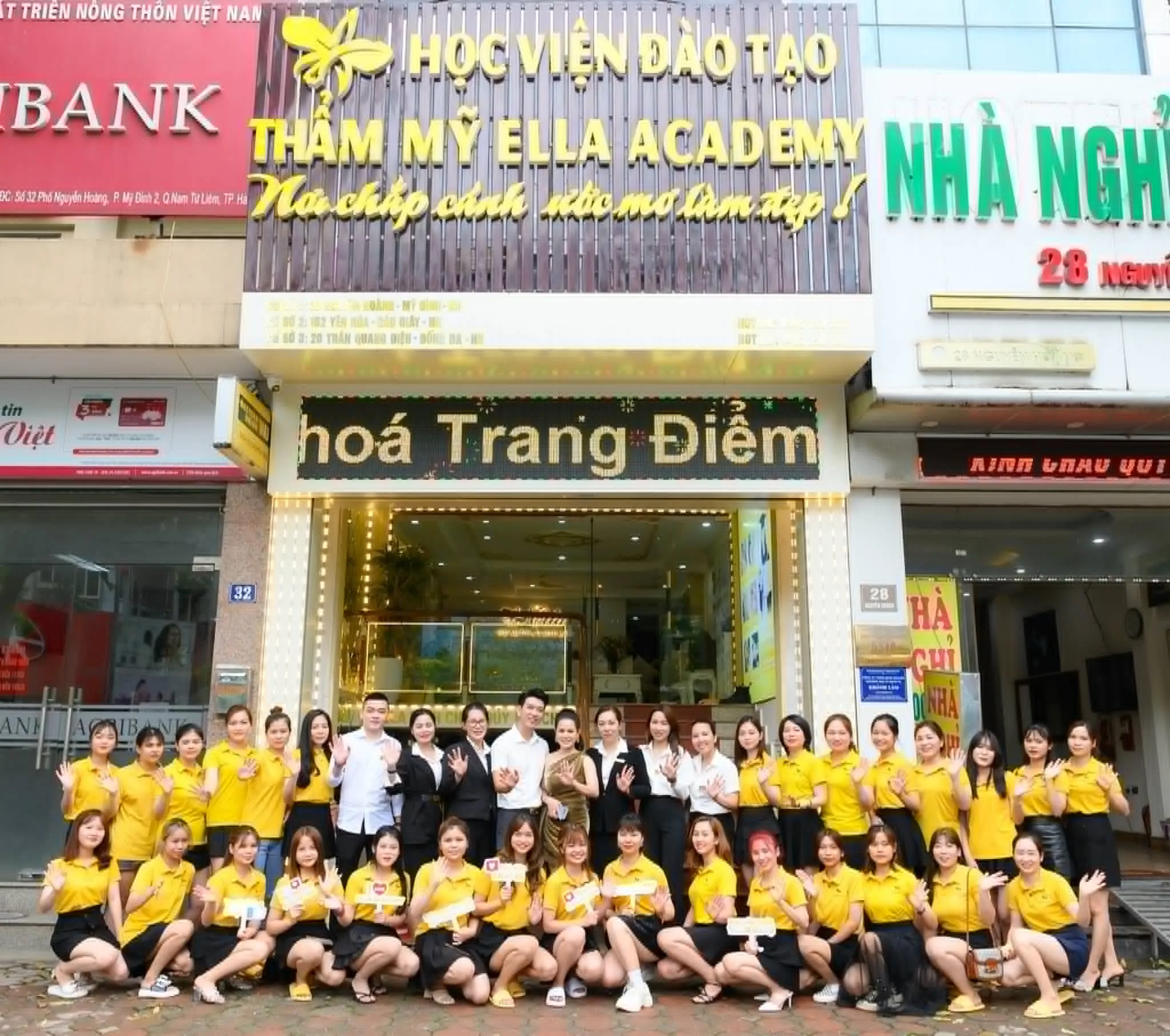 Học viên thực hành tại cơ sở Queen Ella Academy