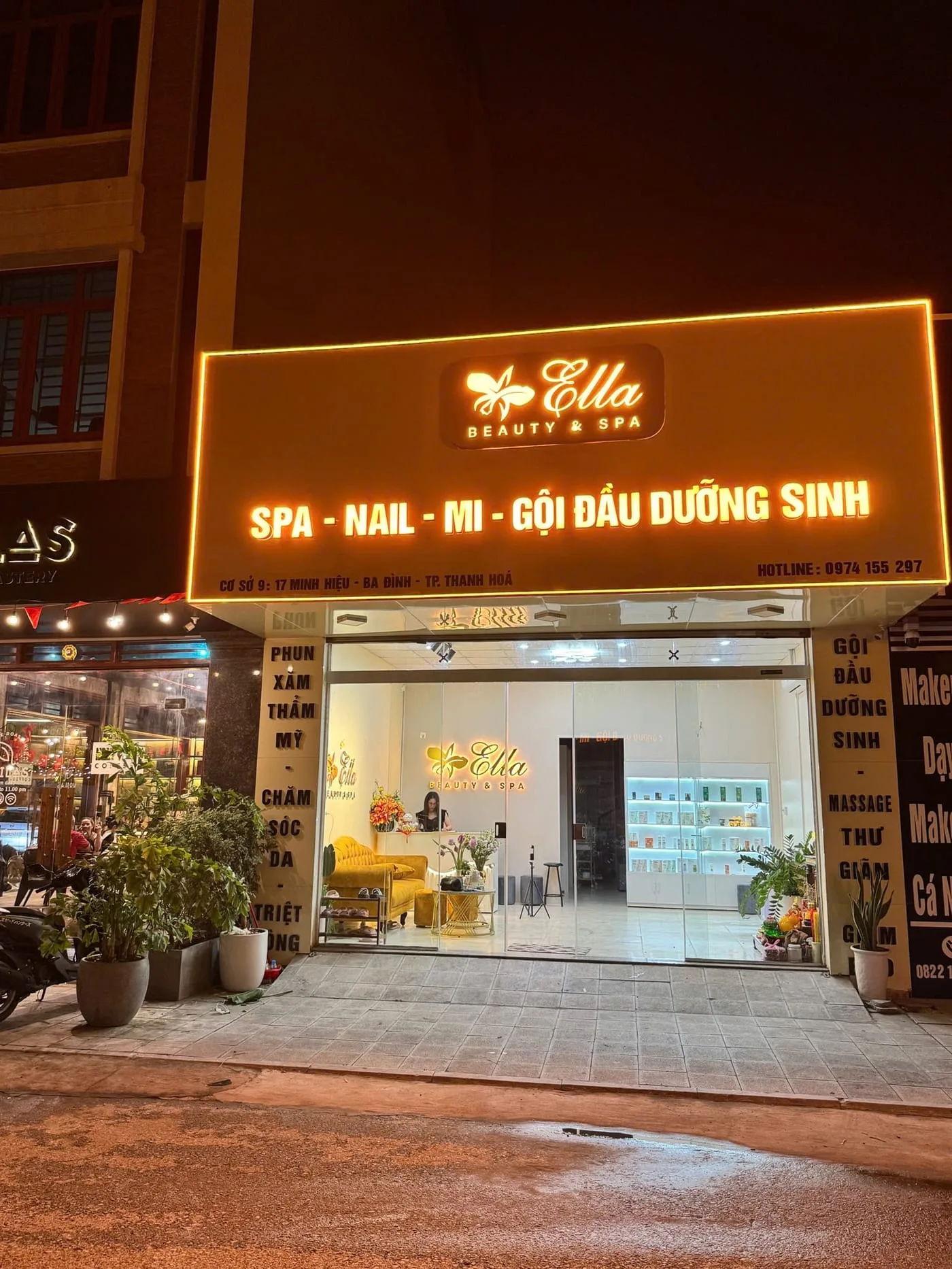 Mặt tiền cơ sở Ella Beauty and Spa tại Thanh Hoá về đêm