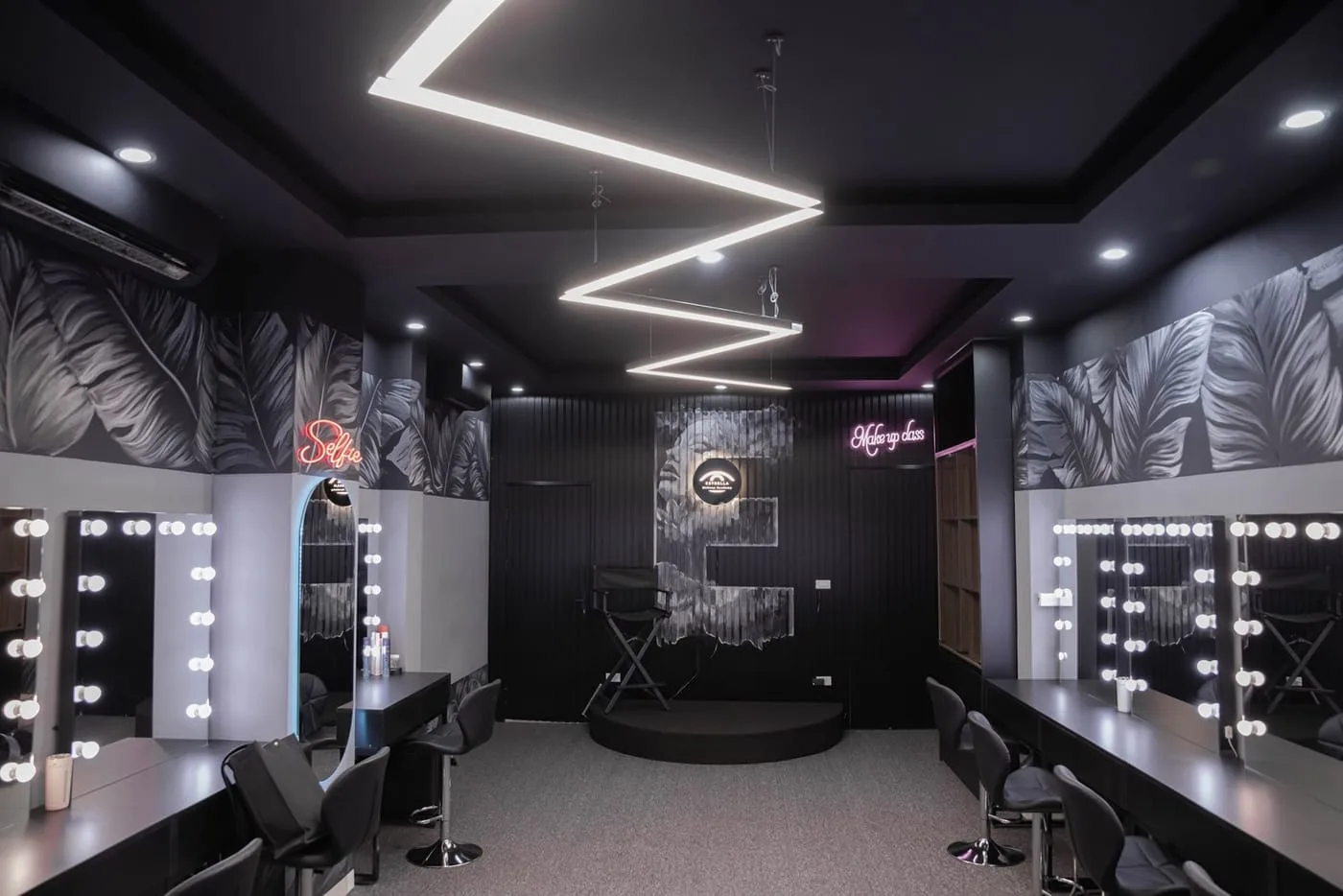 Phòng makeup class tông đen có bục sân khấu demo
