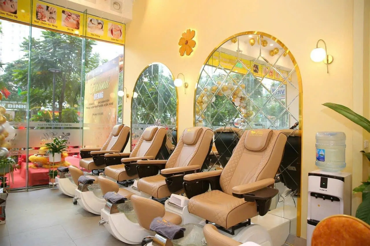 Khu nail và pedicure với dãy ghế massage