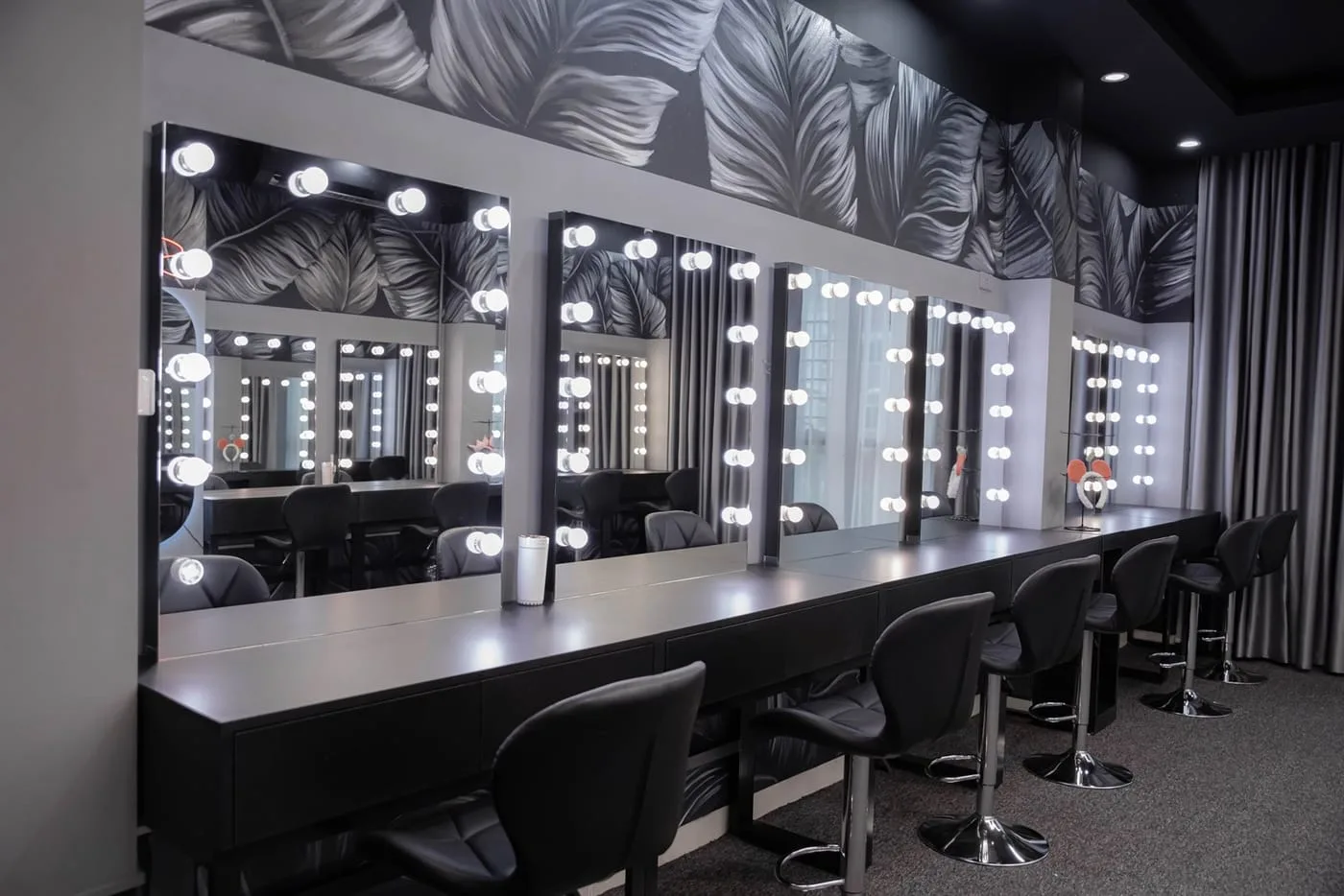Dãy gương makeup nối dài trong phòng học