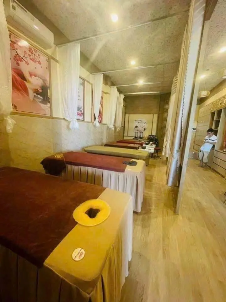 Phòng massage giường đôi tông ấm