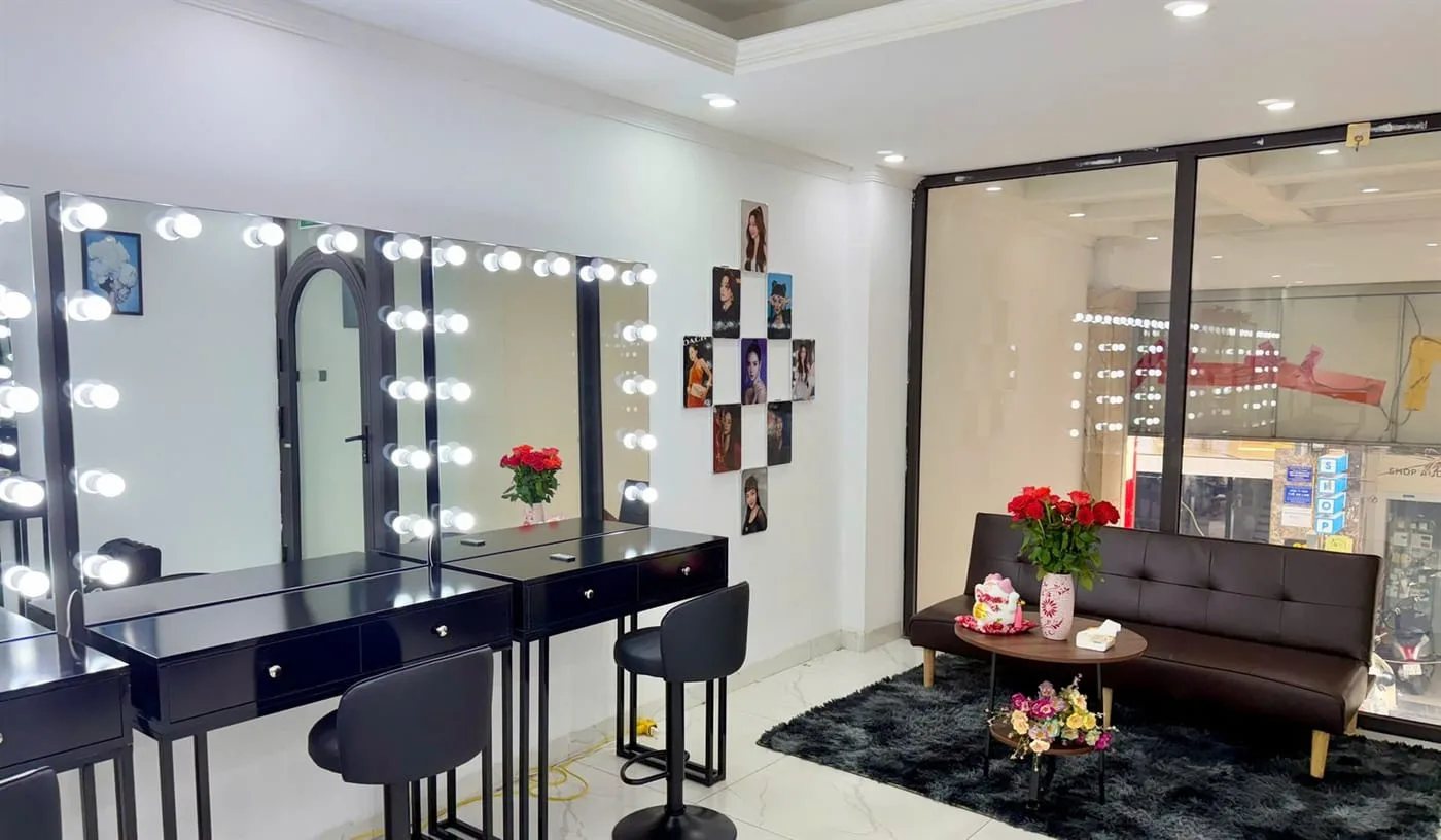 Khu makeup kết hợp góc tiếp khách