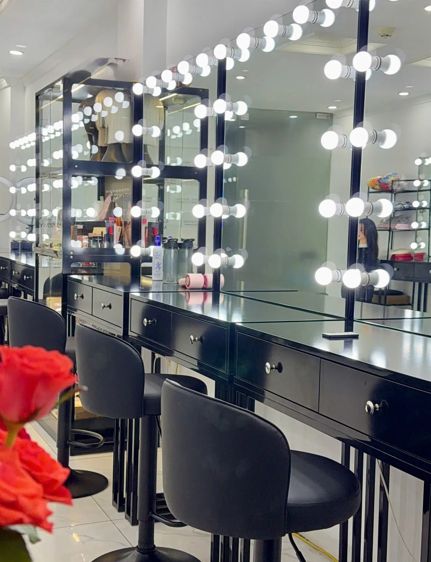Phòng makeup trên nền trắng sáng