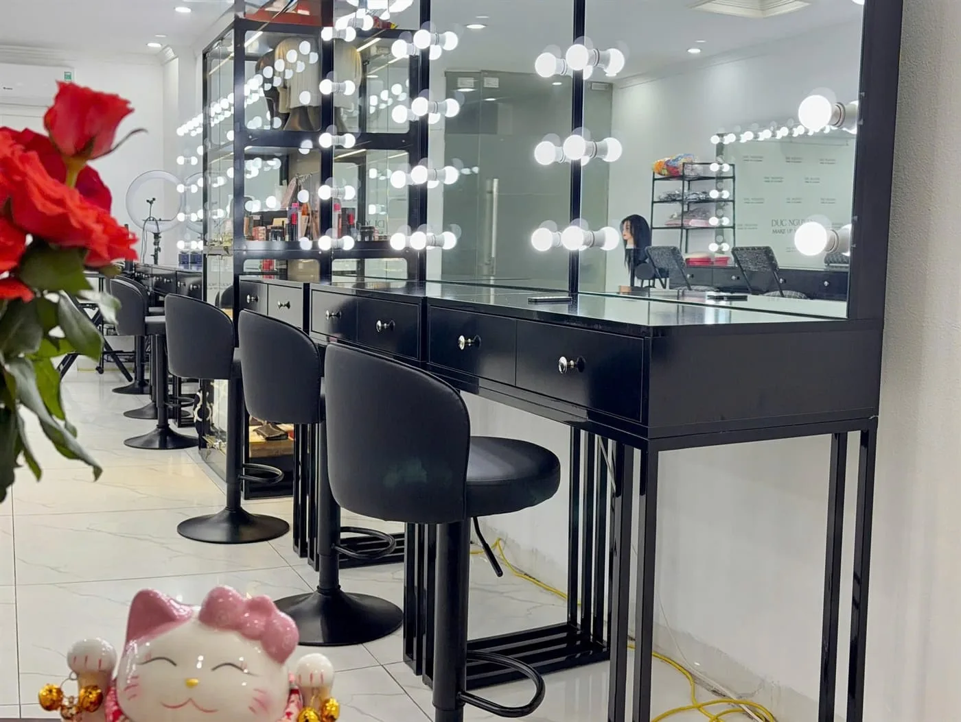 Bàn makeup mặt kính với ghế xoay da