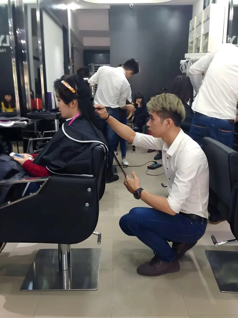 Đinh Tuấn Anh những ngày còn học việc, trực tiếp làm tóc cho khách tại salon