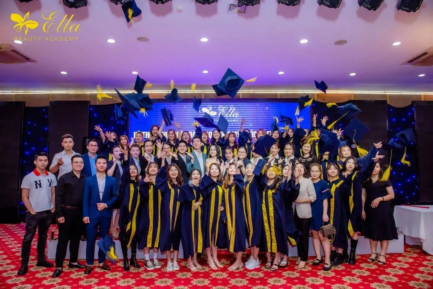 Học viên Queen Ella Academy tung mũ trong khoảnh khắc tốt nghiệp