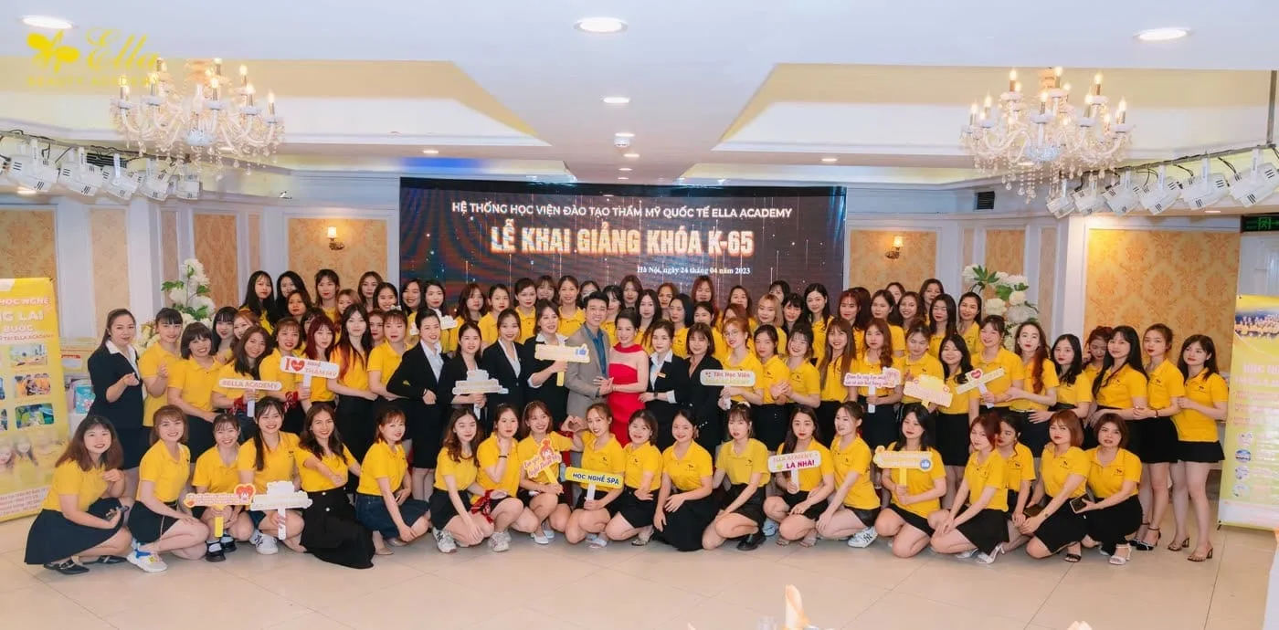 Hàng trăm học viên trong lễ khai giảng khóa K-65 tại Queen Ella Academy