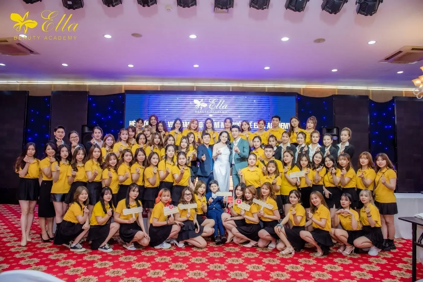 Lễ tốt nghiệp quy mô lớn với đông đảo học viên Queen Ella Academy