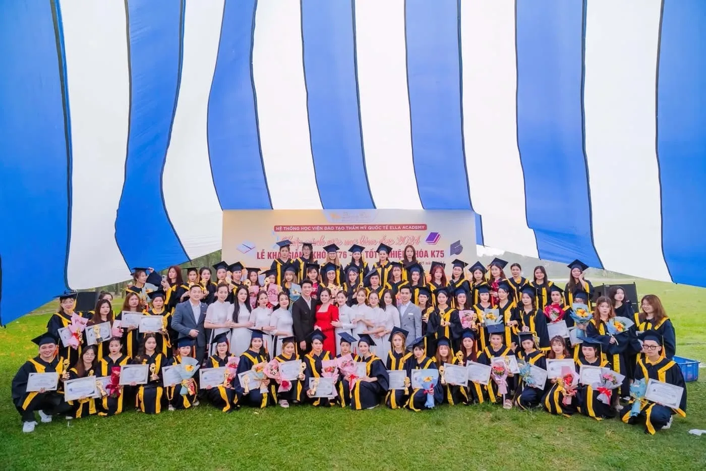 Học viên khóa K75 nhận chứng chỉ tốt nghiệp tại Queen Ella Academy