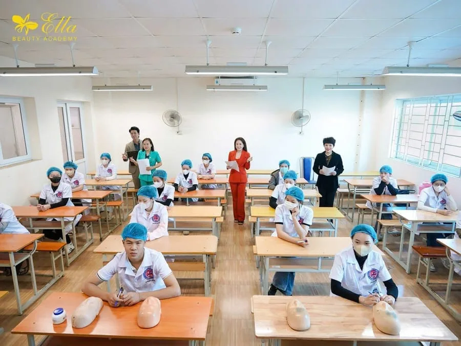 Phòng thi tốt nghiệp với học viên Queen Ella Academy mặc áo blouse trường cao đẳng