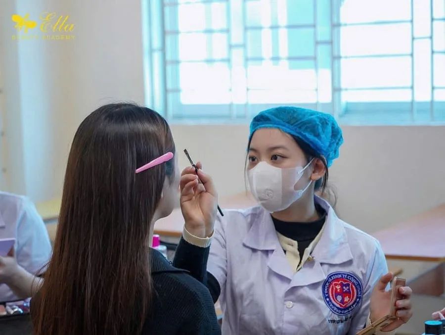 Học viên Queen Ella Academy thi thực hành make-up trên người thật tại trường