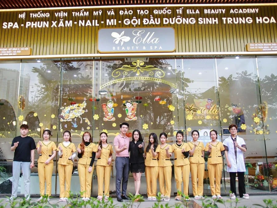 Đội ngũ trước cơ sở thuộc hệ thống Ella Beauty & Spa