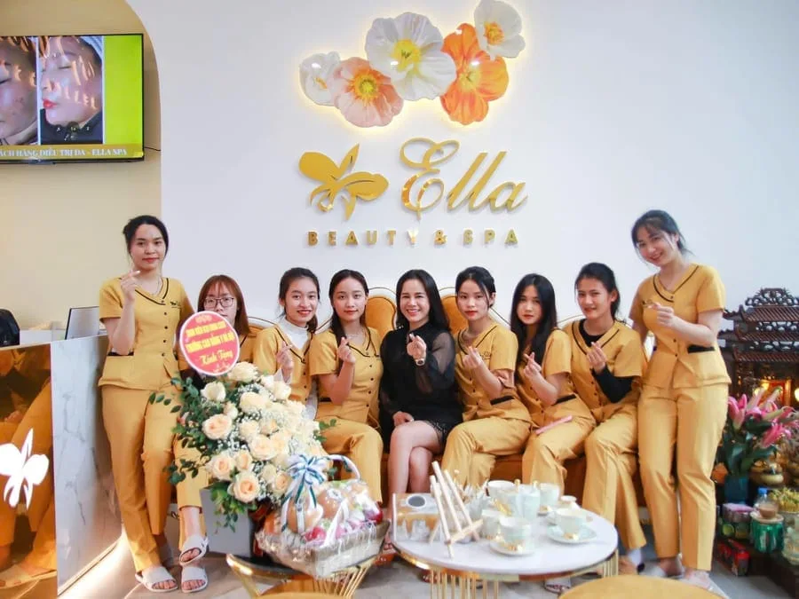 Lẵng hoa chúc mừng của sinh viên Trường Cao Đẳng Y Hà Nội tại cơ sở Ella