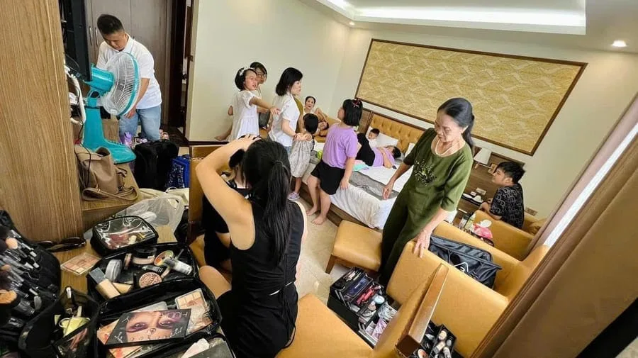 Học viên Queen Ella Academy trang điểm cho khách tại hậu trường