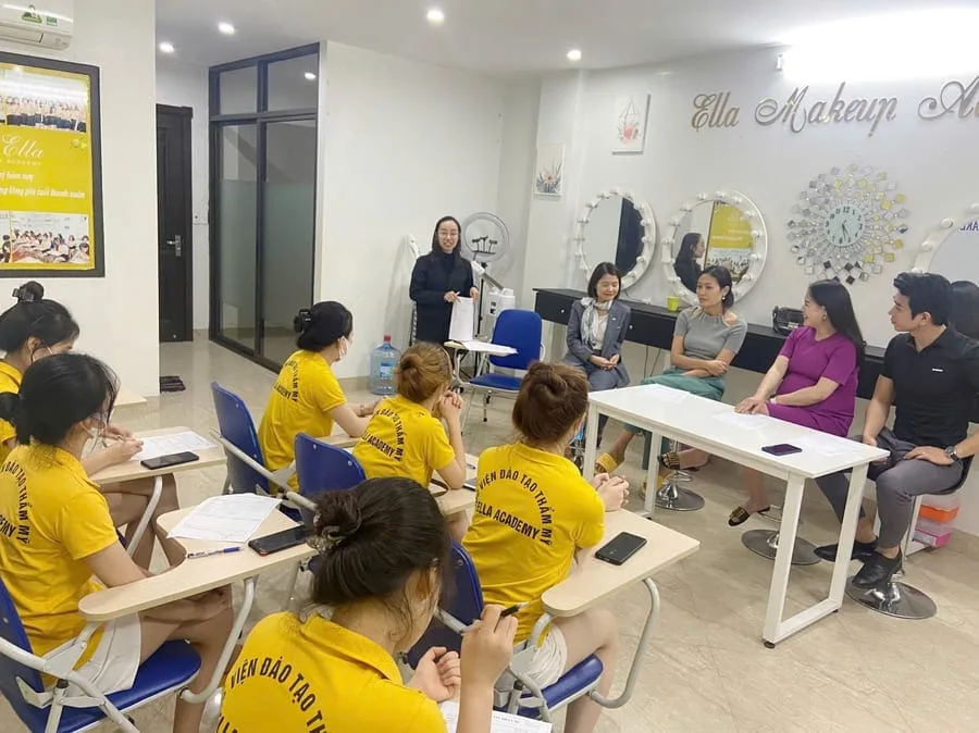 Buổi gặp giữa học viên Queen Ella Academy và đơn vị tuyển dụng tại học viện